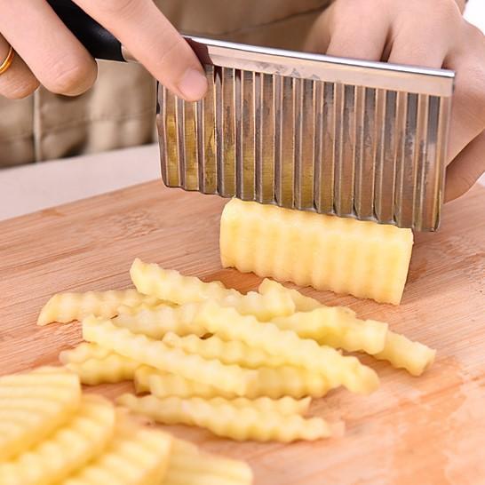 How to make crinkle-cut chips with a potato slicer machine?